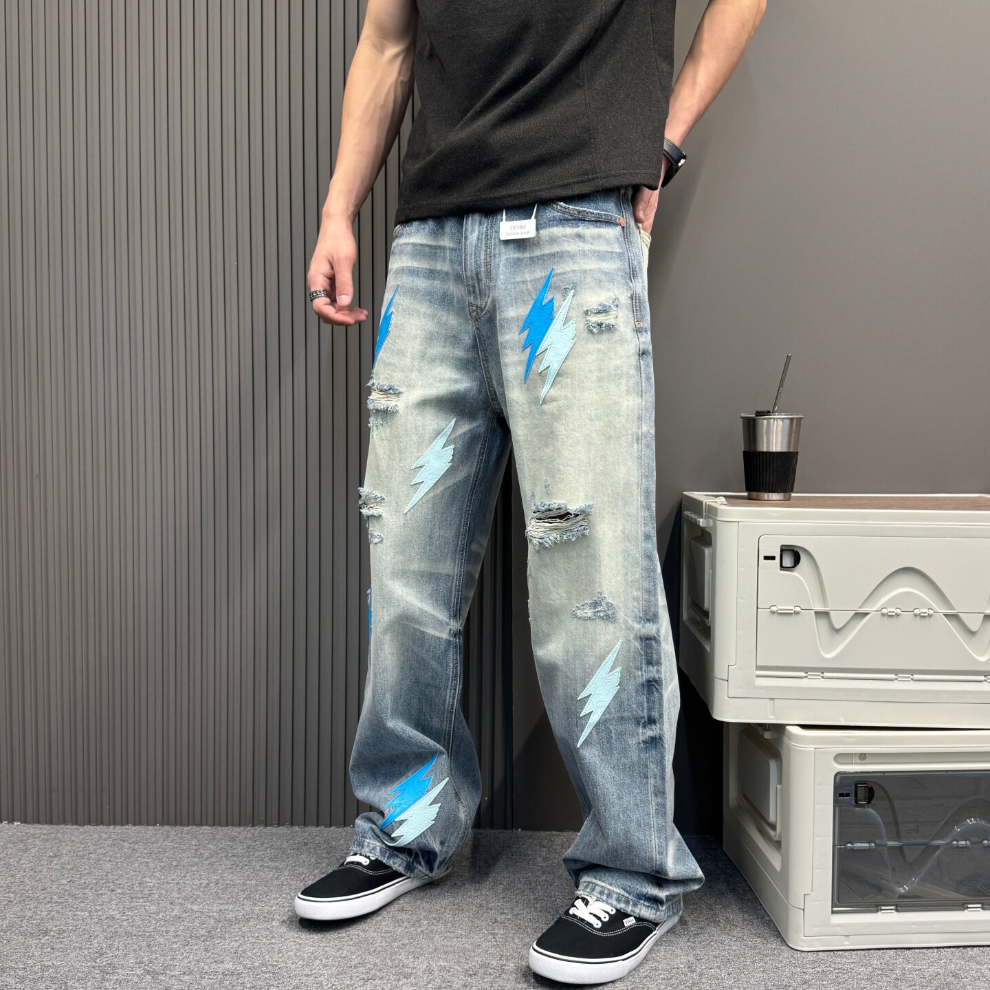 欧美高品质牛仔裤痞帅街头风男2026新款蓝色贴皮刺绣宽松直筒长裤