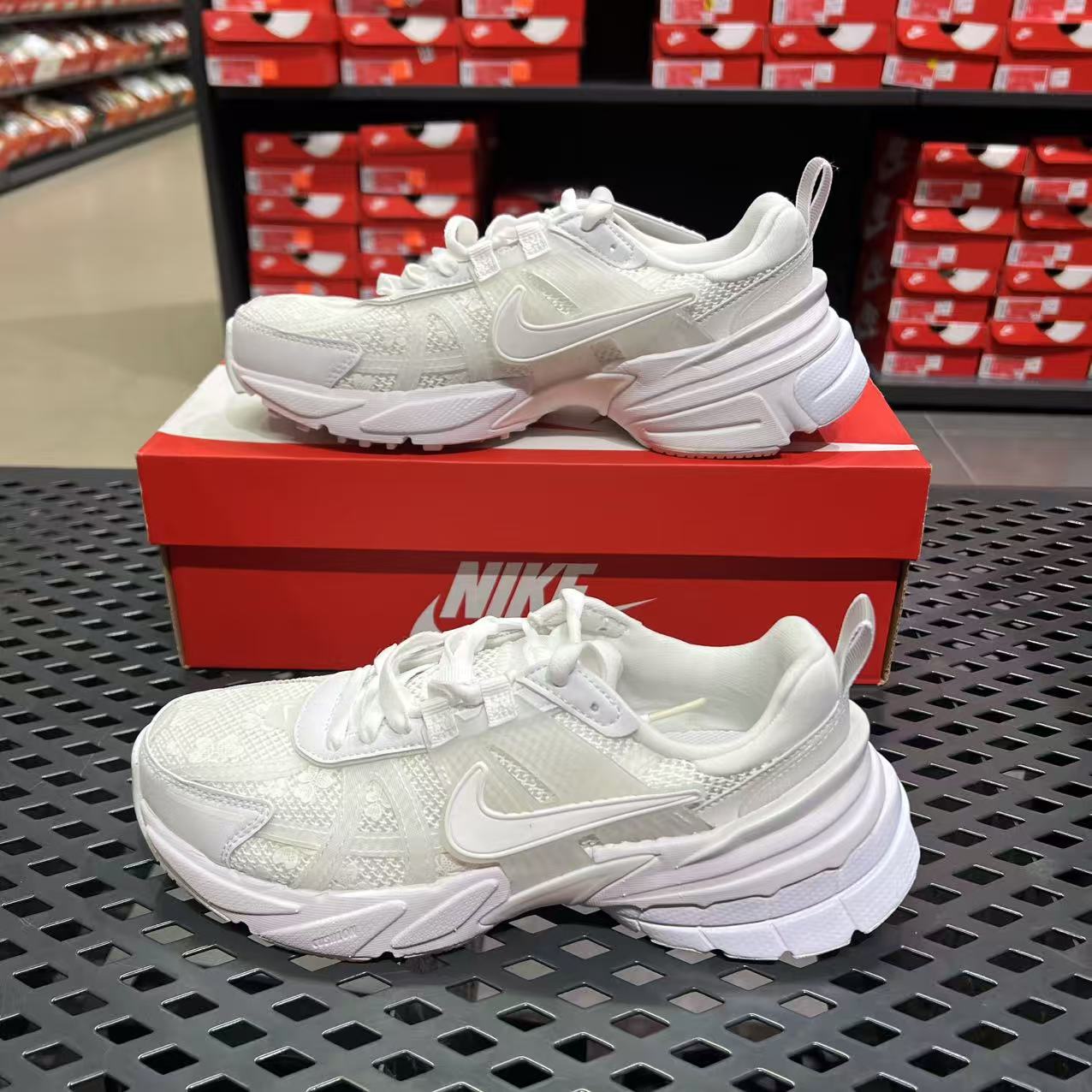 Nike耐克V2K Run女子纯白厚底增高复古休闲运动跑步鞋HJ5269-100
