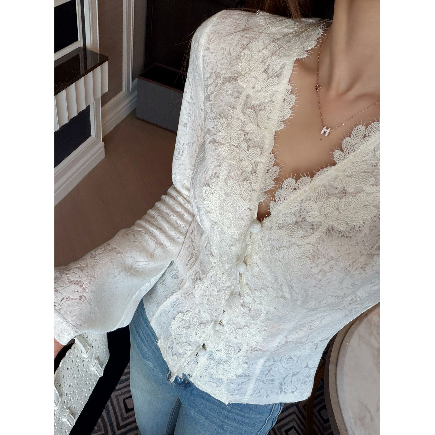 3.07新品 本希benxe/清冷艺术系~立体肌理感蕾丝花边喇叭袖打底衫