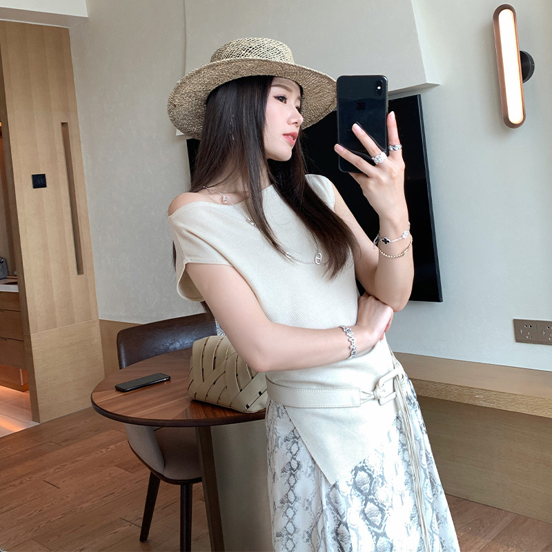 5.9上新本希benxe/柔软心事 独特复古高级感一字肩修身显瘦上衣