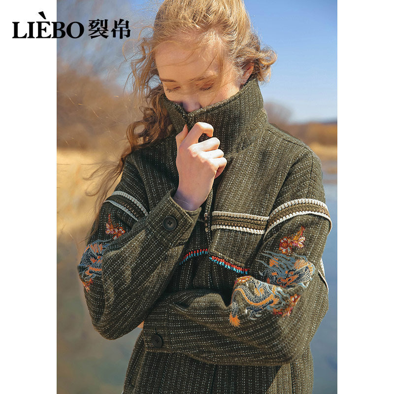 裂帛2020秋装新款温暖翻领门襟系扣后袋装饰民族刺绣长袖短大衣女