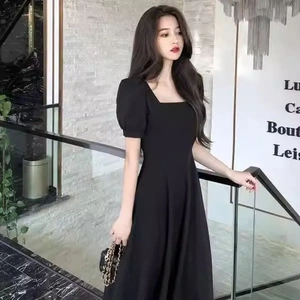 大码女装夏季新款复古赫本风小黑裙胖妹妹收腰显瘦方领连衣裙