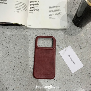 不想加油ins小众酒红字母皮纹手机壳适用苹果17ProMax高级感16防摔手机壳iPhone13/14全包边防摔保护套15