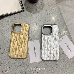 不想加油ins小众金色银色波纹小羊皮手机壳适用苹果17ProMax高级感16防摔手机壳iPhone13/14全包防摔保护套15