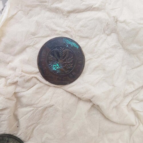 老机制铜币两枚,家里拆房找出来的,实物拍摄,品相看图,需要的