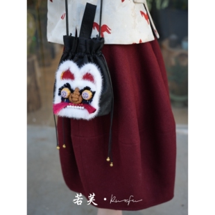 若芙|【新年红色吞金兽】高端香云纱拼接水貂毛重工钱袋子单肩包