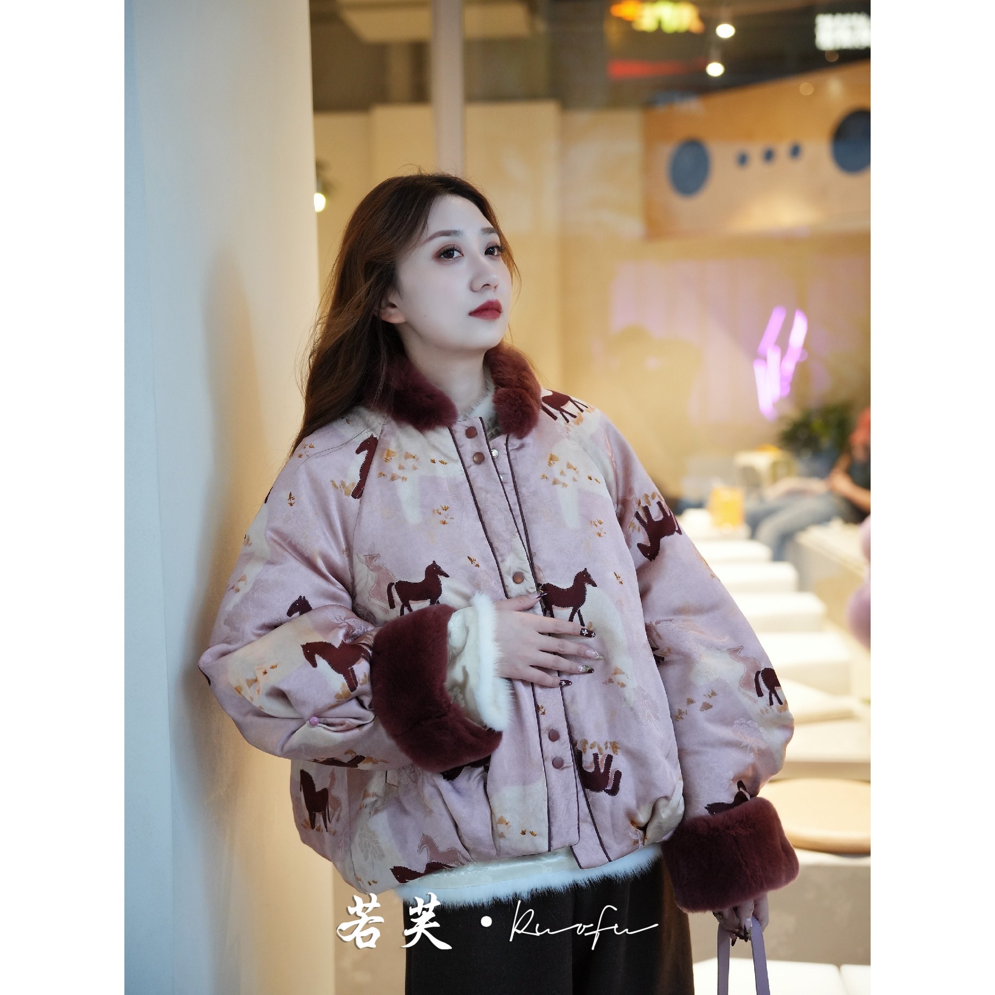 若芙 | 【马上有钱】国风90白鹅绒人丝浮雕轻薄粉色羽绒短款外套,女装/女士精品,上衣,淘宝优惠券,粉丝福利购,淘宝优惠卷