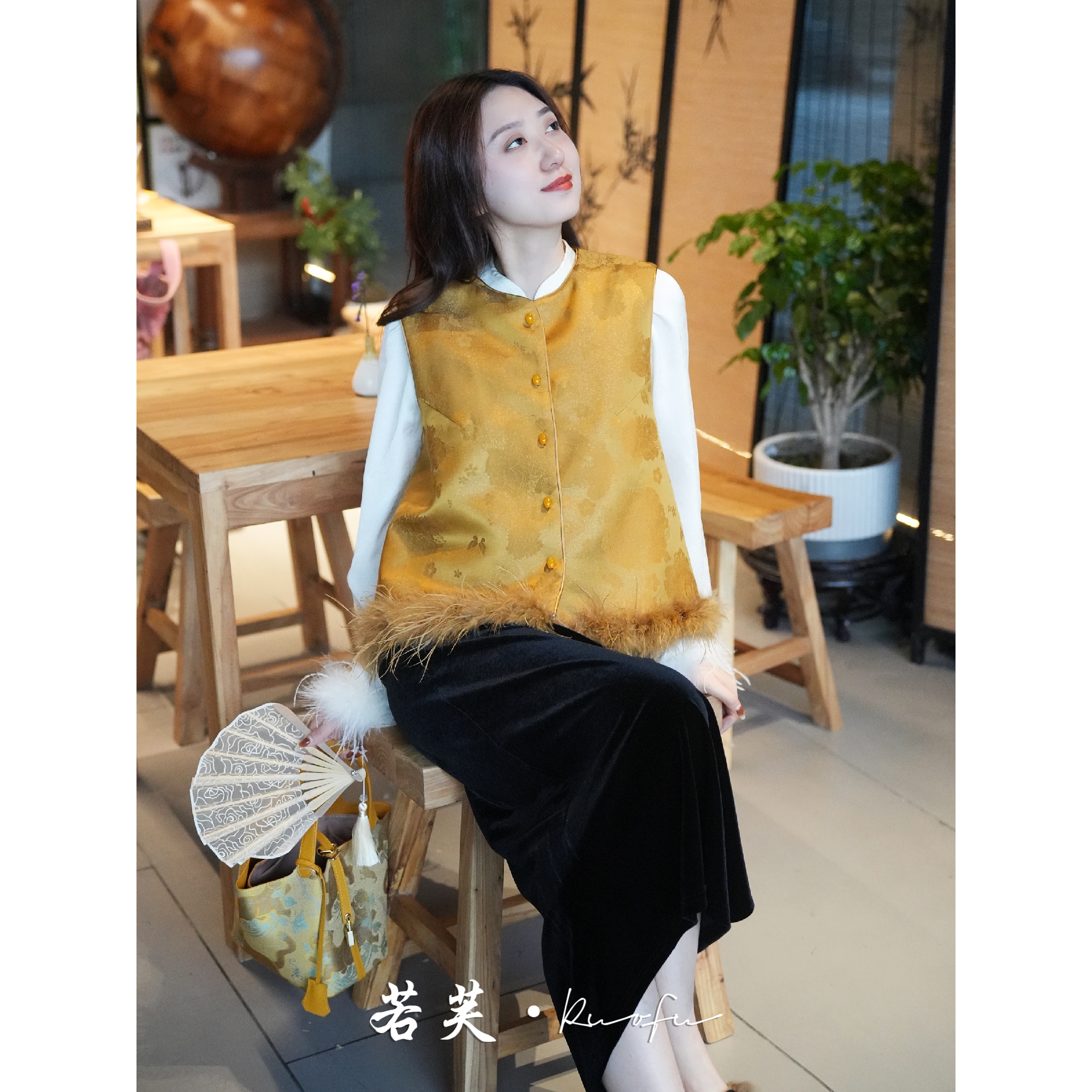 若芙｜【人间富贵】新中式真丝提花面料夹棉马夹鸵鸟毛拼接设计