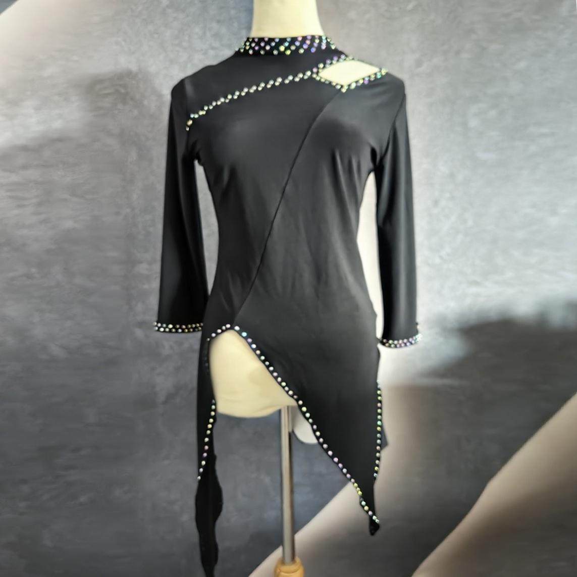 【浩婷雪娟】燕尾开叉压钻肩部镂空衫