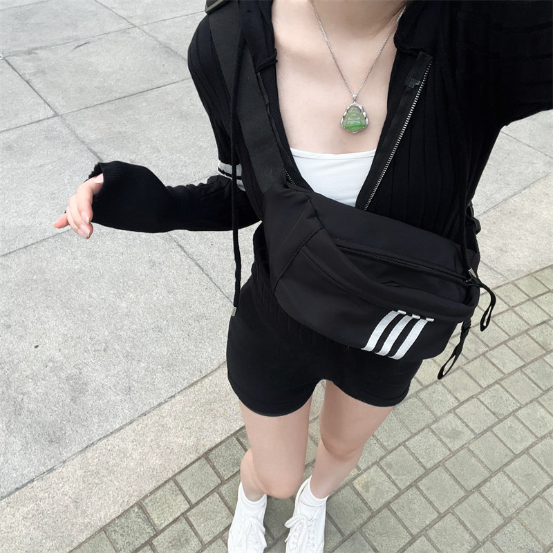 新款韩版百搭时尚潮流斜挎包女休闲单肩包小众设计高级感情侣包男