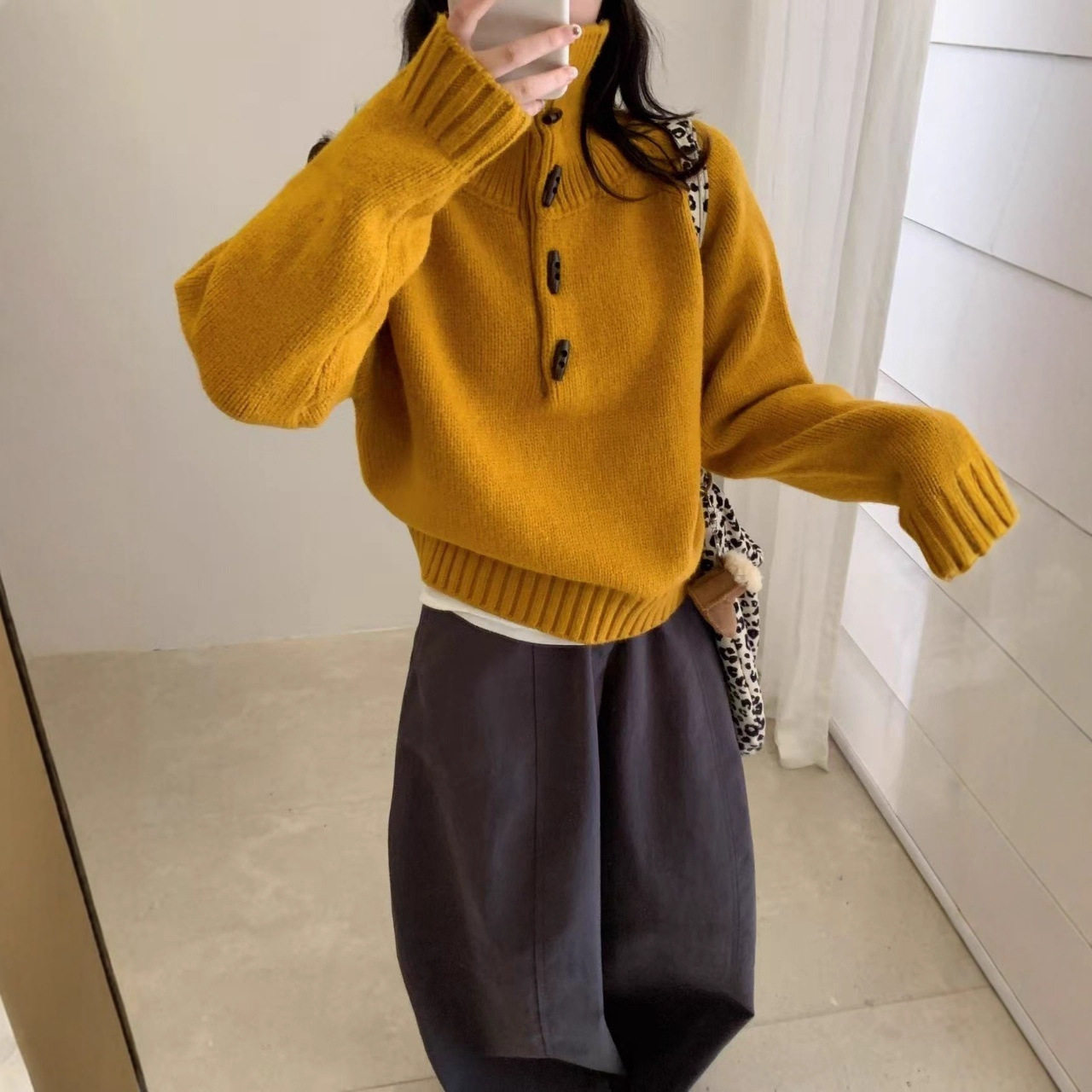 园园美衣古牛角扣半高领纯色套头毛衣女秋冬新款百搭气质短款上衣