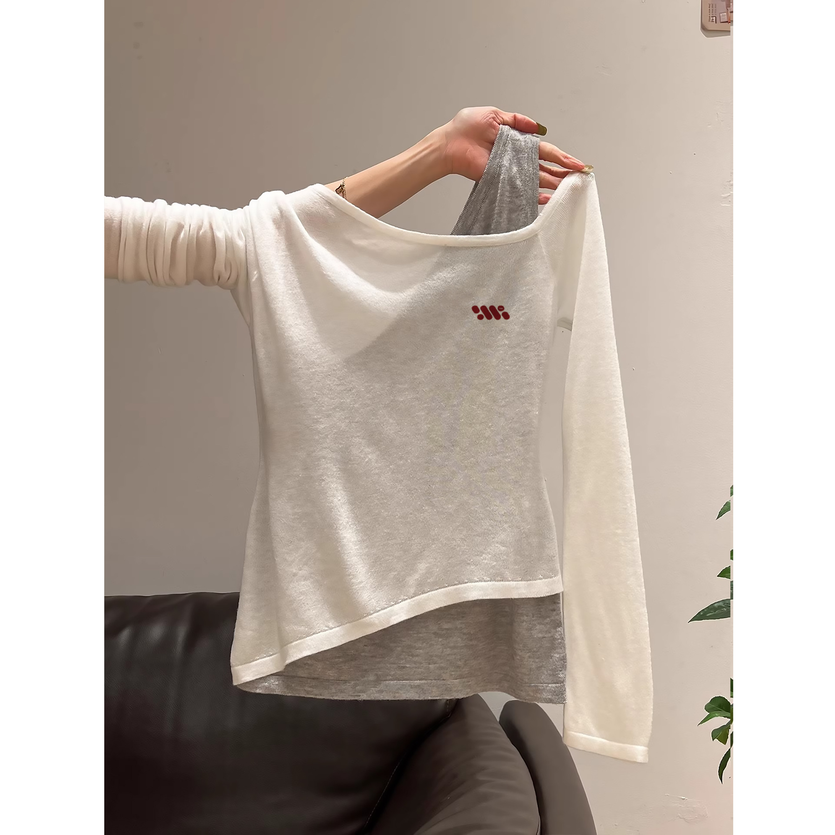 耐看又耐搭！假两件撞色斜领露肩长袖t恤女设计感修身上衣潮ins