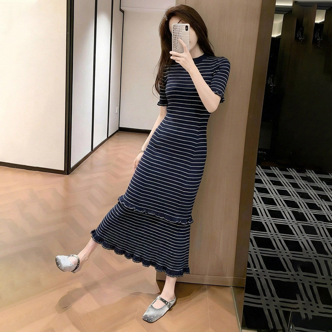 法式蓝色条纹短袖连衣裙女夏季2026新款特别漂亮不撞款显瘦长裙子