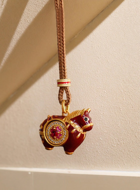 旋转红色小马吊坠项链秋冬毛衣链