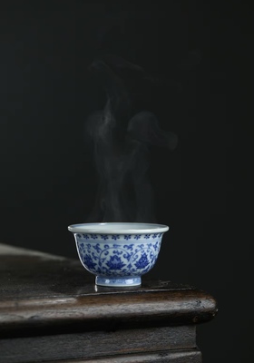 汉窑-望月怀古青花缠枝莲压手杯