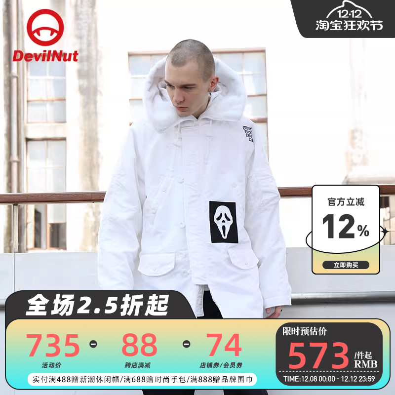 背后印花贴布，抽绳连帽设计