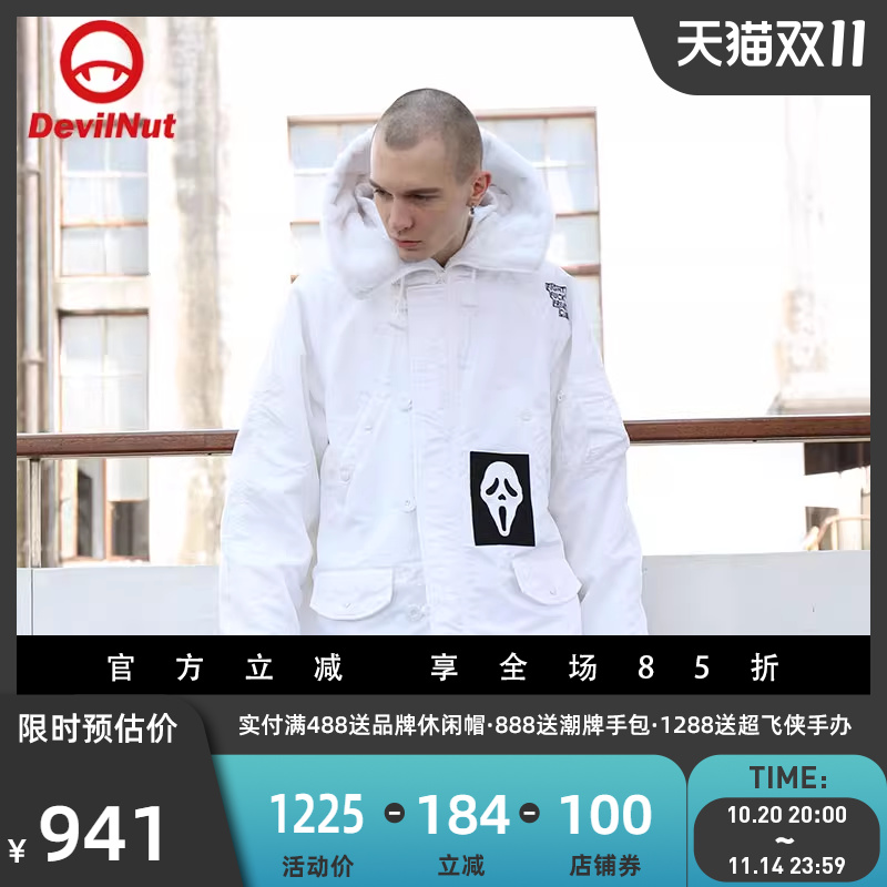 背后印花贴布，抽绳连帽设计