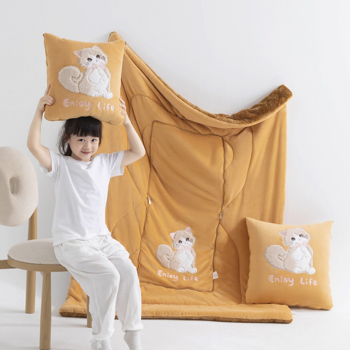 冬季加厚保暖牛奶绒抗菌棉多功能抱枕被子两用办公室学生午睡靠垫