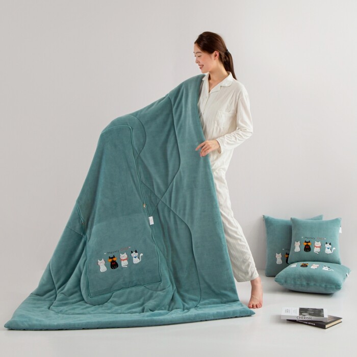 加大加厚抱枕被子两用牛奶绒午睡枕头被汽车载靠垫办公室空调被子