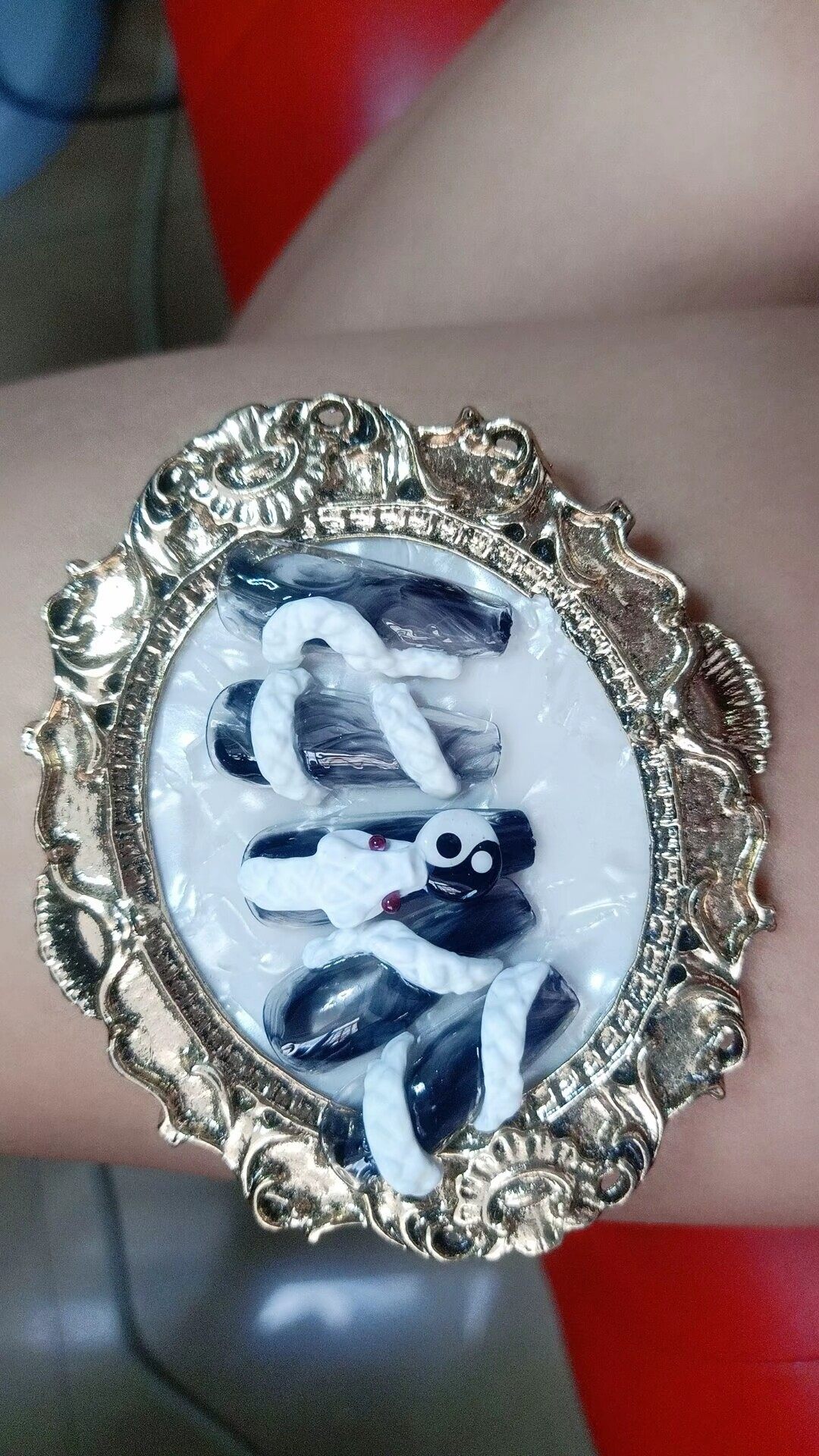 黑色晕染太极蛇手工穿戴甲定制