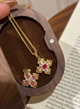 v金材质不掉色法式复古宫廷风红宝石双面鸢尾花项链十字架