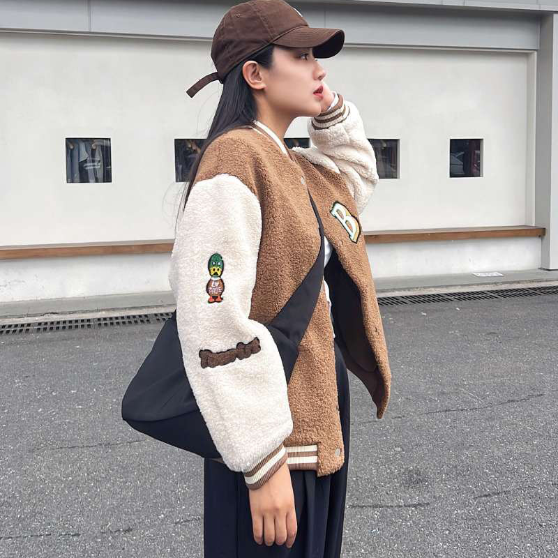 2022秋冬羊羔毛加厚夹克棒球服常规宽松女士贴标皮毛一体短外套女