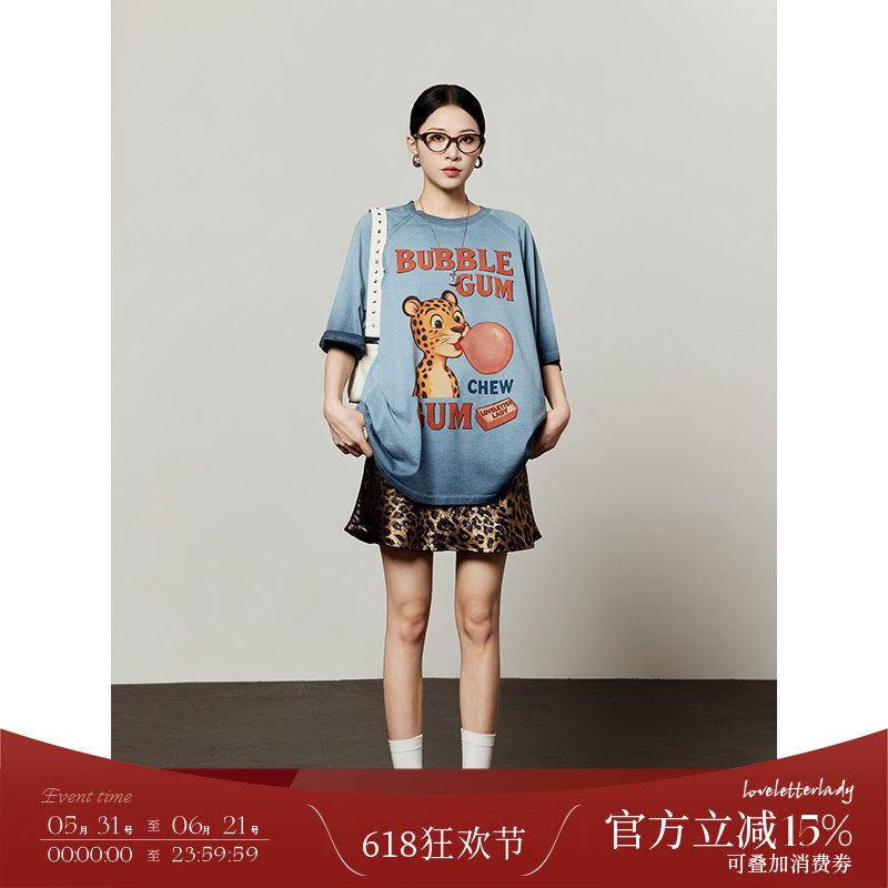 周里物出品「豹牌口香糖」灰蓝色T恤女2026春季新款休闲印花上衣