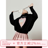 周里物出品「奇幻粉心」黑色加绒卫衣女2025秋季 新款 印花连帽上衣