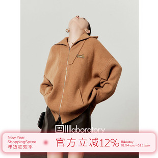 「周里物出品」驼色毛衣女2025秋季新款小豹绣章宽松休闲针织上衣