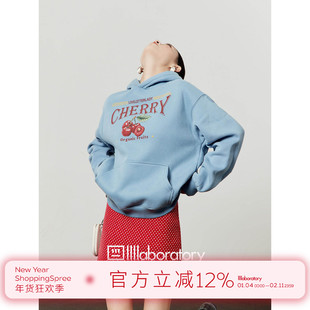 周里物出品「樱桃有机」蓝色加绒卫衣女2025秋季新款印花连帽上衣