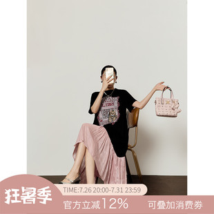 周里物/黑粉拼色红纹猫印花裙子女夏2026新款宽松显瘦高级感T恤裙