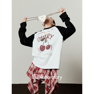 周里物「粉调樱桃」印花T恤女春宽松上衣复古休闲风黑白拼接长袖