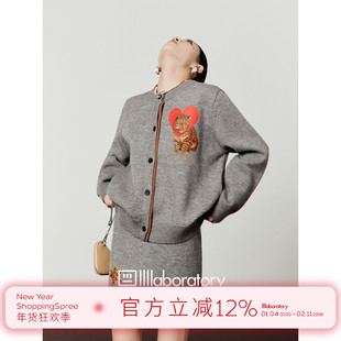 「周里物出品」灰色针织套装女2025冬季新款绣章上衣半身裙两件套