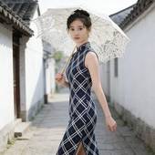 穿搭收腰开叉国风长款 毕业季 连衣裙 复古蓝白菱格旗袍女无袖 新中式