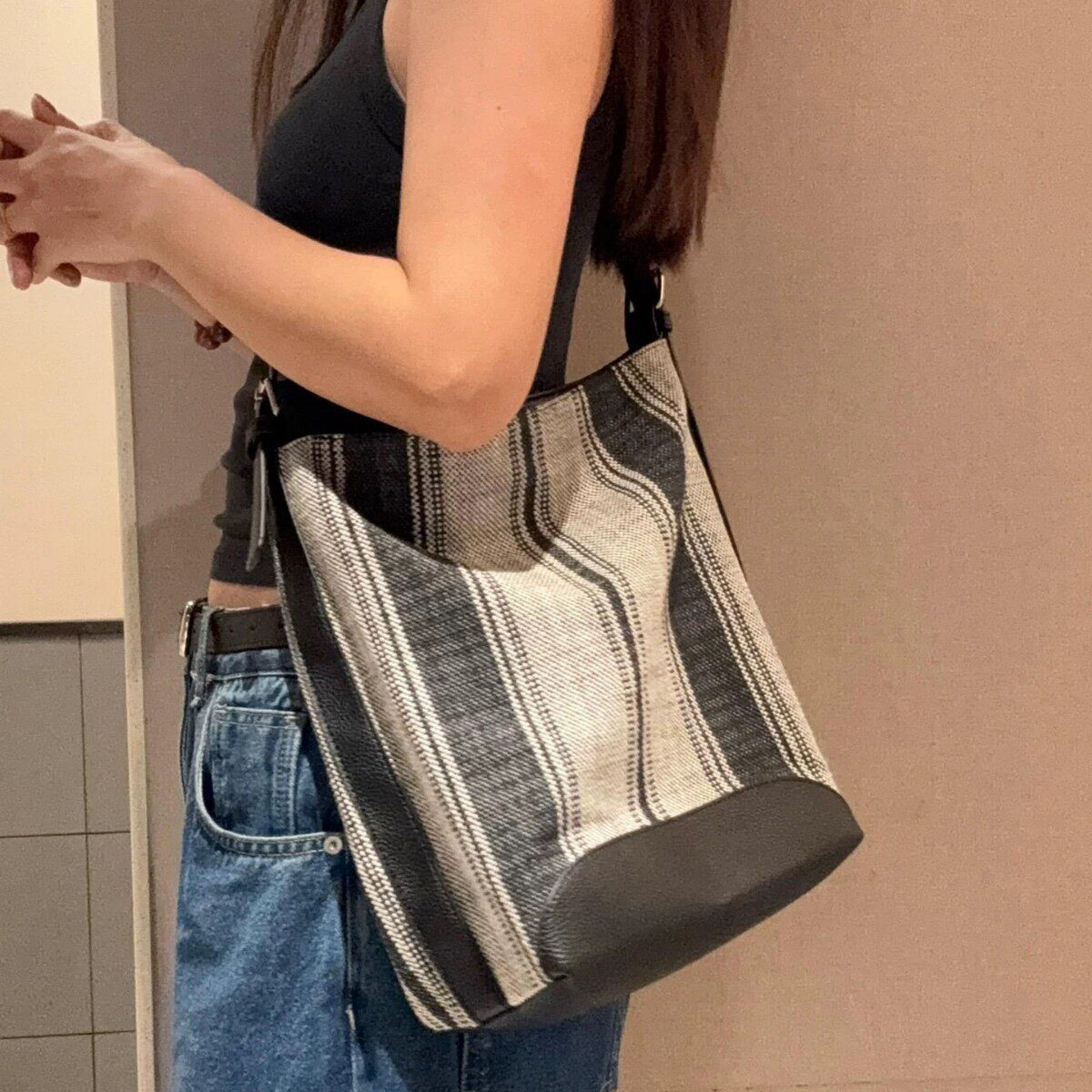 复古条纹休闲水桶包包女式2026新款轻奢小众高级感百搭单肩斜挎包