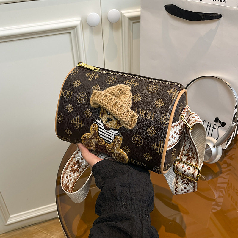 宽肩带轻奢可爱小熊枕头包包女新款高级感时尚老花单肩斜挎包