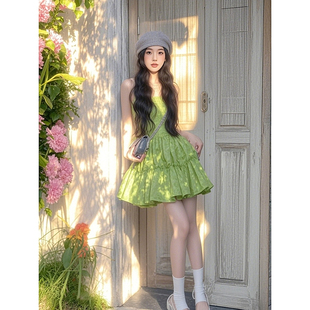 绿色吊带连衣裙2025夏季新款小清新超好看独特漂亮多巴胺绝美短裙