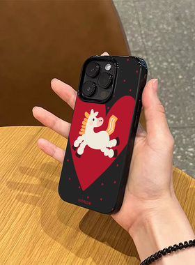 ins可爱新年红爱心好运小马插画手机壳适用苹果17promax新款iPhone17亮黑色16硅胶15磨砂14女13全包防摔软壳