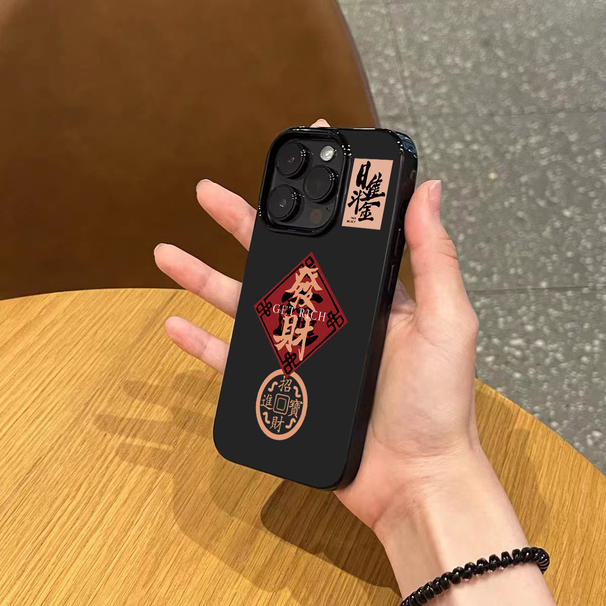 ins新年款招财进宝文字手机壳适用苹果17promax新款iphone15硅胶14pro亮黑色13男女12磨砂超薄16全包防摔软壳