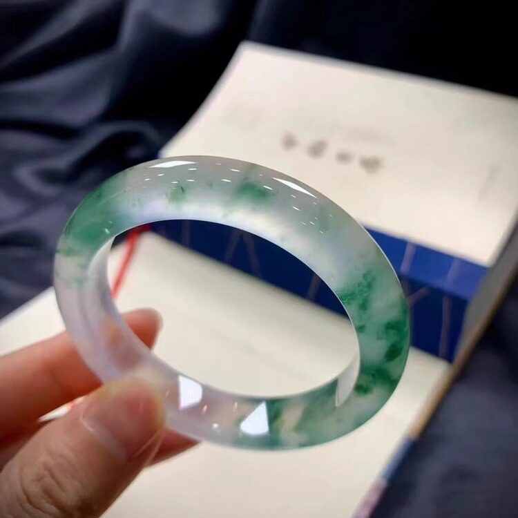 天然缅甸玻璃种贵妃圆条玉镯子缅甸冰种天山翠飘绿花正品翡翠