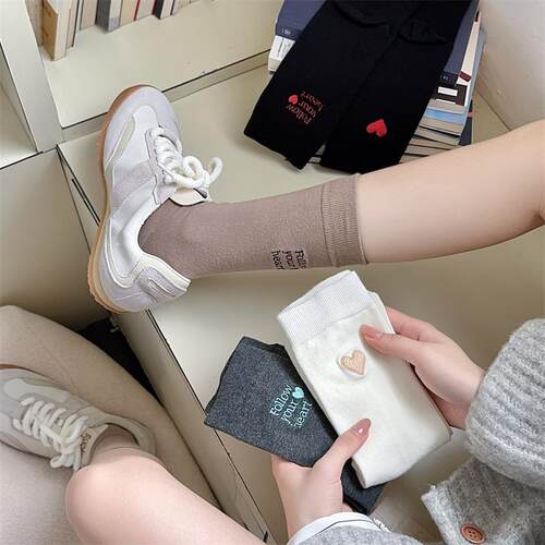 AB款刺绣中筒袜精梳棉棉女