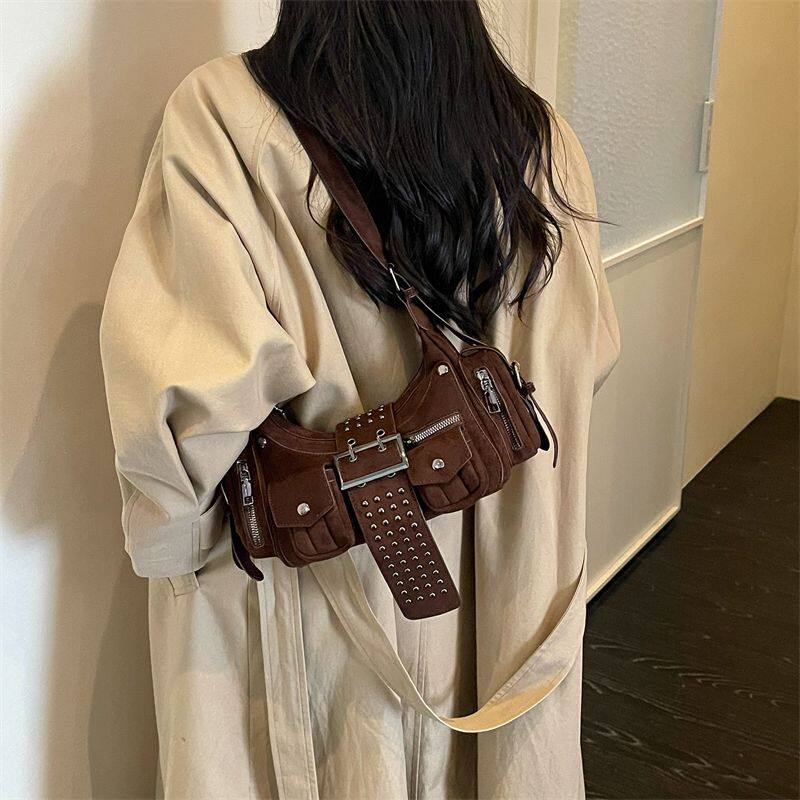 酷飒铆钉机车腋下包女2026美拉德复古做旧个性多口袋单肩斜挎女包