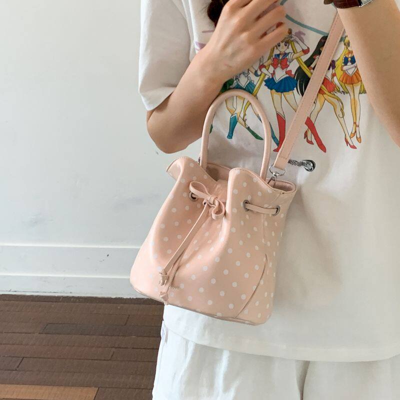 2026新款粉色抽绳波点水桶包甜美百搭少女小众设计时尚潮流单肩包