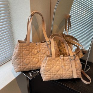 爱心菱格戴妃包女新款时尚单肩手提包通勤高级质感大容量托特包