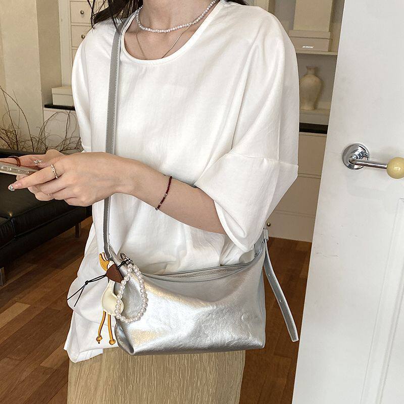 2026新款银色光泽感单肩包简约百搭日常通勤斜挎包轻便时尚款女包