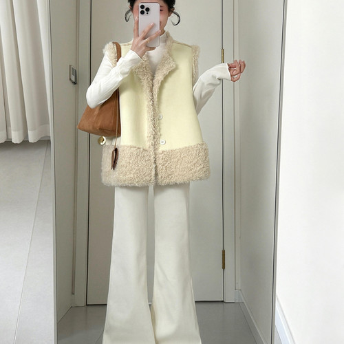 外贸撤回羊羔毛拼接杏色马甲女秋冬新款无袖保暖显瘦减龄百搭上衣