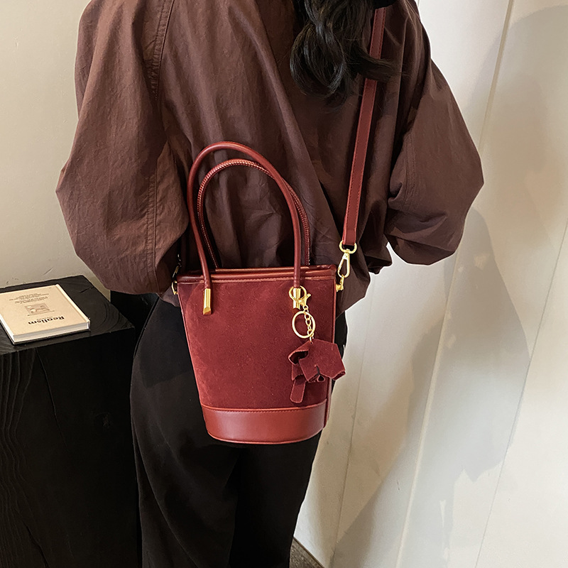 秋季复古质感手提包女式包2025新款磨砂水桶包简约百搭单肩斜挎包