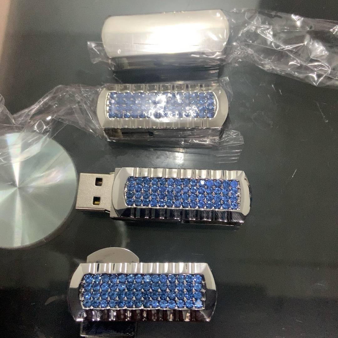议价U盘 容量4GB 数量6个 水晶外观很沉有分量