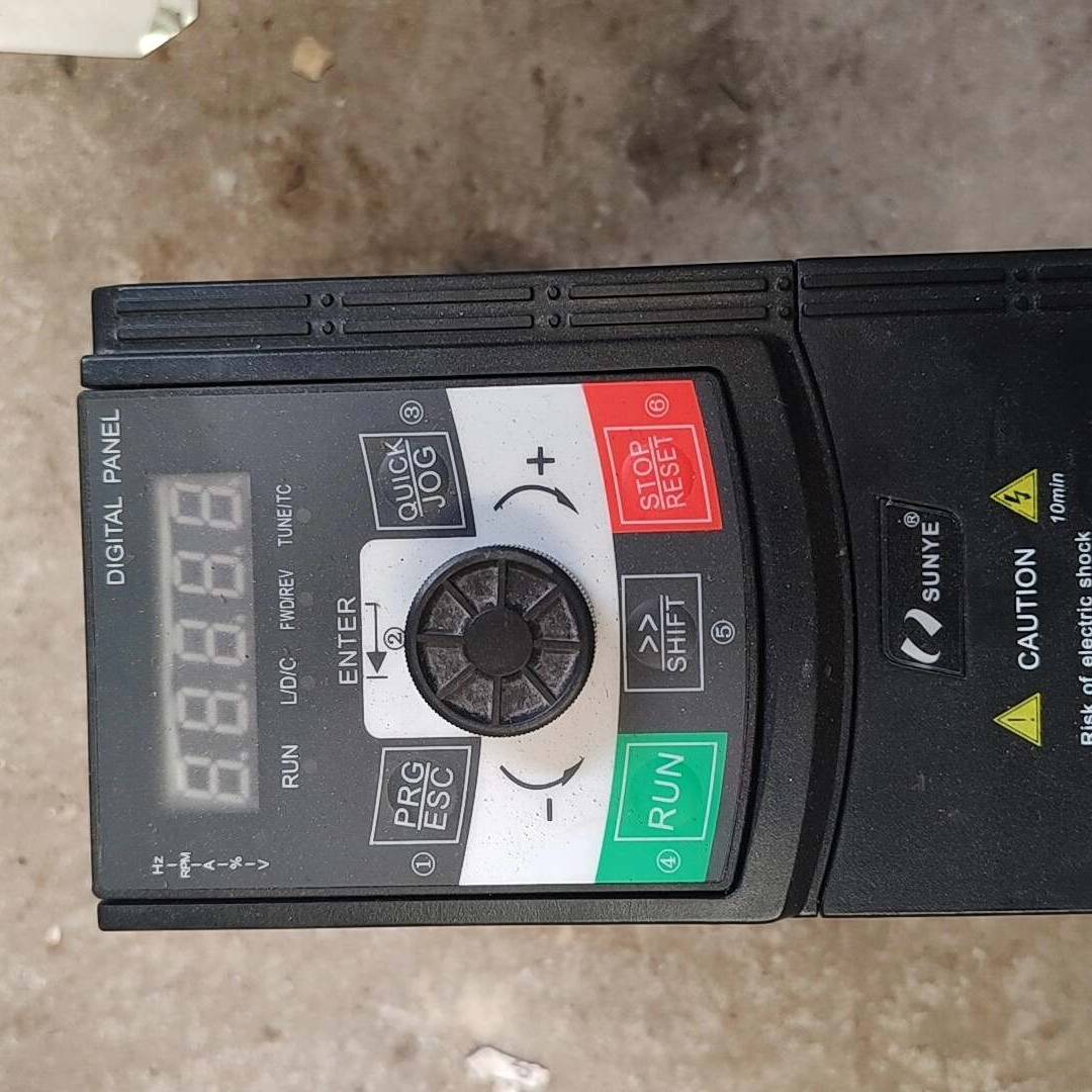 议价拆机日业变频器CM530H-B4T1R5GB/2R2PB，1