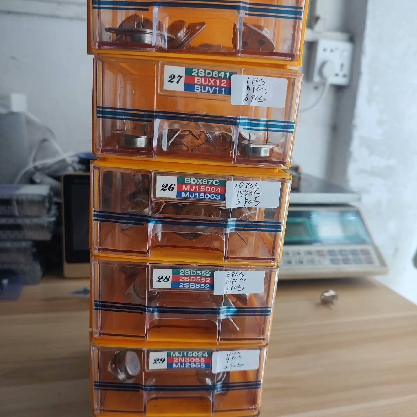 议价全新金封管有ECG2350，MJ11015等型号数量如